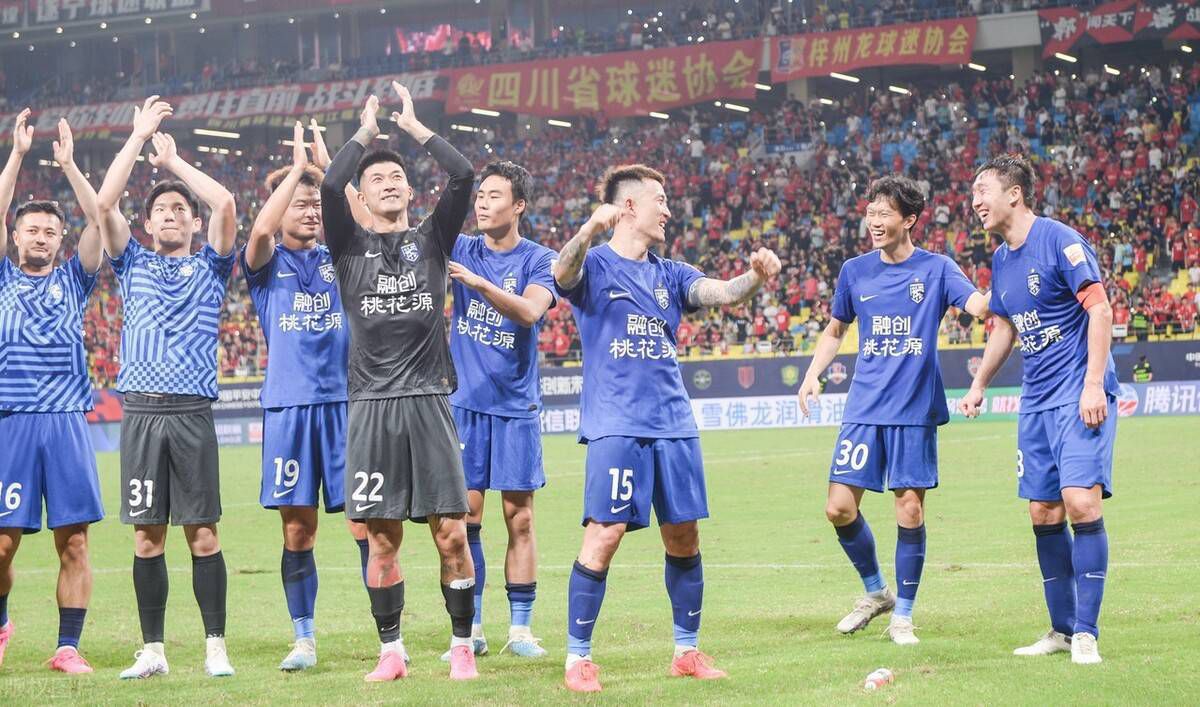1969年的8月9日，泰特怀孕8个月的胎儿随母亲被活生生地勒死；4位在她家度周末的朋友也难逃一劫，更残忍的是，他们都死得血肉模糊，面目全非